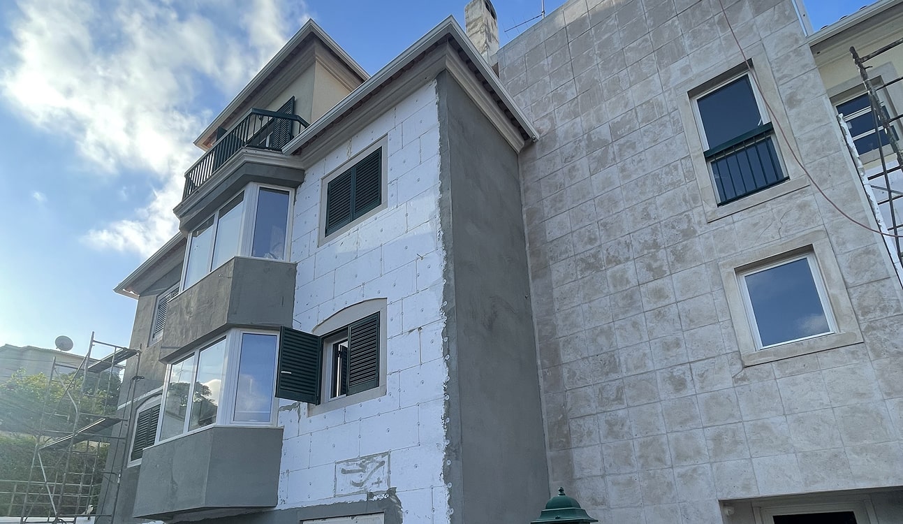Acabamento de capoto em obra concluída